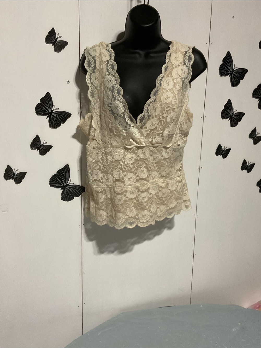 Cream Lace V-Neck Sleeveless Top